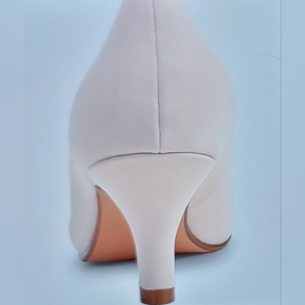 NWOB CLASSIC NUDE KITTEN LOW HEEL ROUND TOE MUST HAVE SHOE SIZE 7 - Picture 5 of 15